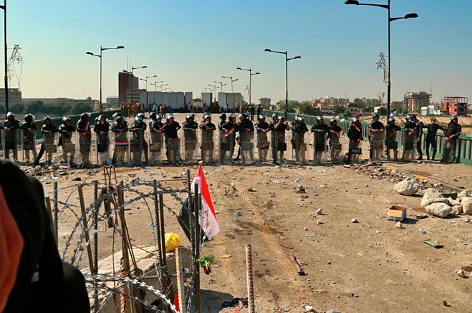 デモが行われるなか、グリーンゾーンに通じる橋を封鎖する治安部隊。バグダッド、2019年10月26日（写真AP）