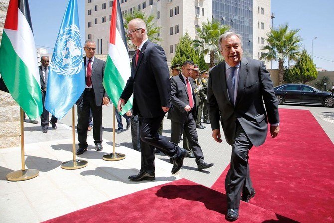 国連のアントニオ・グテーレス事務総長と、パレスチナ自治政府のラーミー・ハムダッラー元首相。2017年8月29日、西岸地区の都市ラマッラーにて。（AFP）