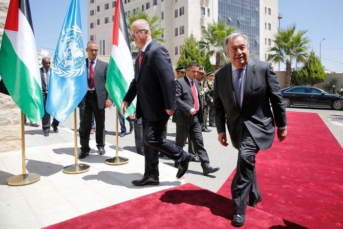 国連のアントニオ・グテーレス事務総長と、パレスチナ自治政府のラーミー・ハムダッラー元首相。2017年8月29日、西岸地区の都市ラマッラーにて。(AFP)