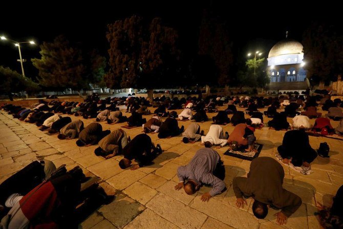イスラム教徒の礼拝者たちは、2020年6月1日にエルサレムの旧市街にあるアルアクサのモスクの敷地で祈りながら、「社会的距離」のルールを守っている。〔AFP〕