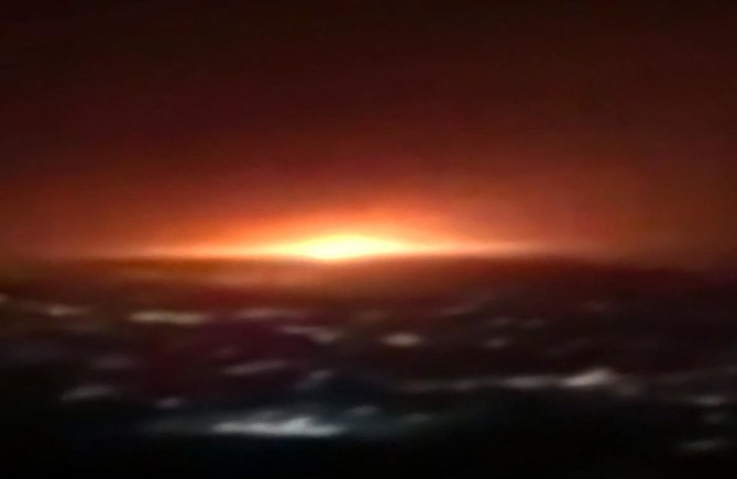 テヘラン近郊の空に火の玉が上がった金曜の事件で、一体何が爆発したのかも、その原因も不明のままだ。(AFP通信)