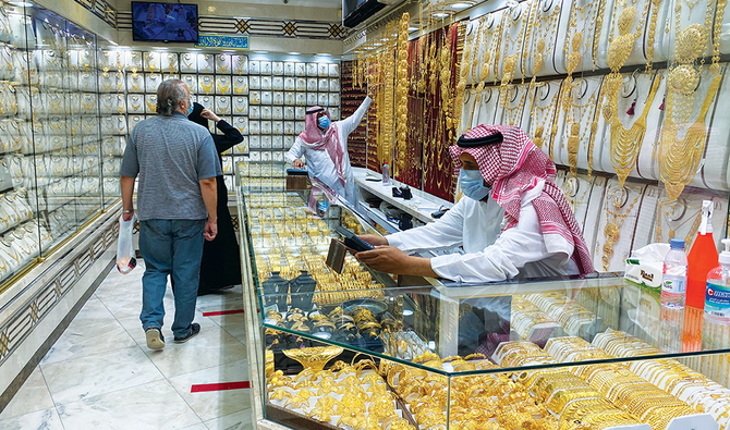 ロックダウンの数か月後、 Riyadh’s Diriyah地区の宝石店で金を買い求める客が戻ってきた。(Fahad Alzahrani/AN)