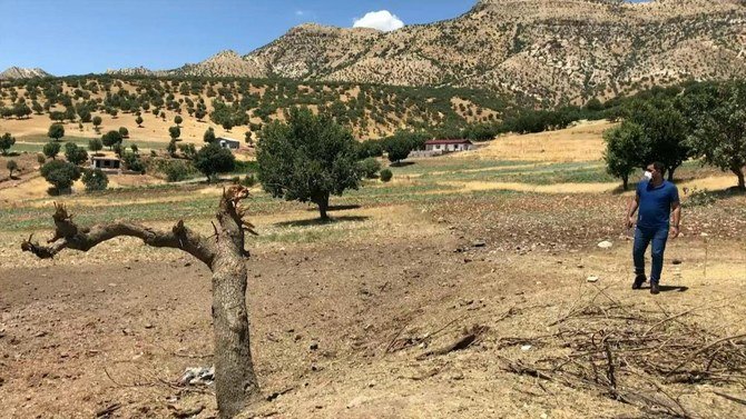 上の写真は、イラク北部クルディスタン地域のドゥホク県ユスフ・アガハ村におけるトルコ軍の爆撃による損傷。（AFP通信）