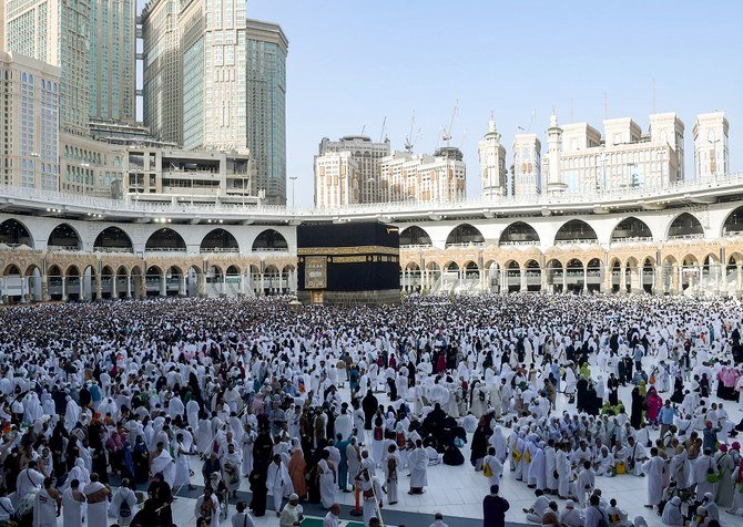 イスラム教徒の巡礼者は、2019年8月11日、サウジアラビアの聖地メッカのグランドモスクで毎年行われるハッジの巡礼のクライマックスで、イスラム教最高の聖地であるカーバ神殿の周囲で全員が祈りをささげる「タワフイファダ」を行っている。（ファイル／ AFP通信）