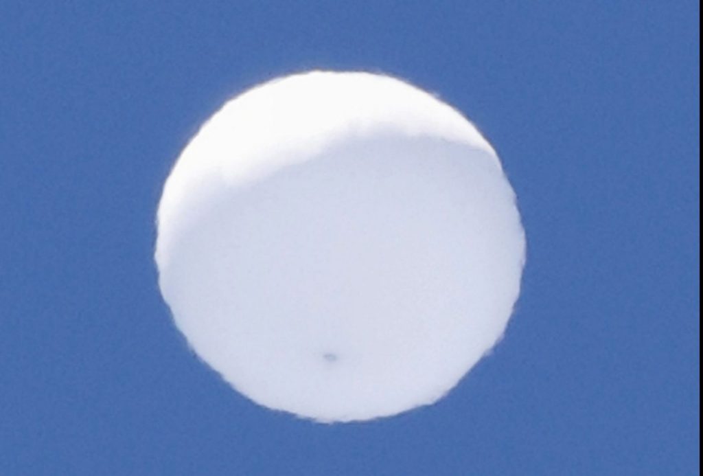 2020年6月17日、仙台で風船型の白い物体が上空に浮かんでいるところが写されている。（ファイル写真/共同/ロイター）