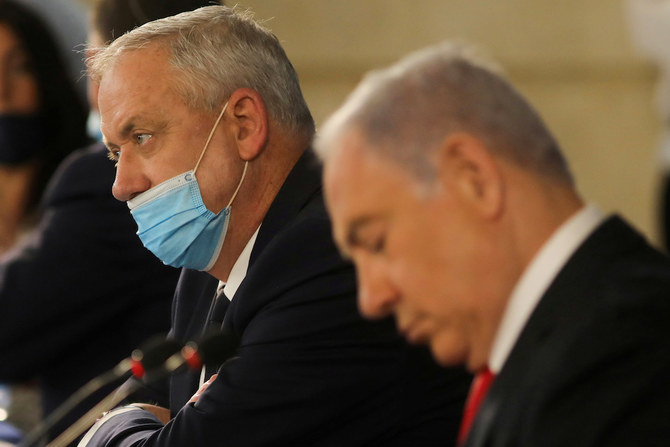 エルサレムで毎週行われる内閣の会議に出席するイスラエルのベンヤミン・ネタニヤフ首相（右）とベニー・ガンツ国防大臣。(File/Reuters)