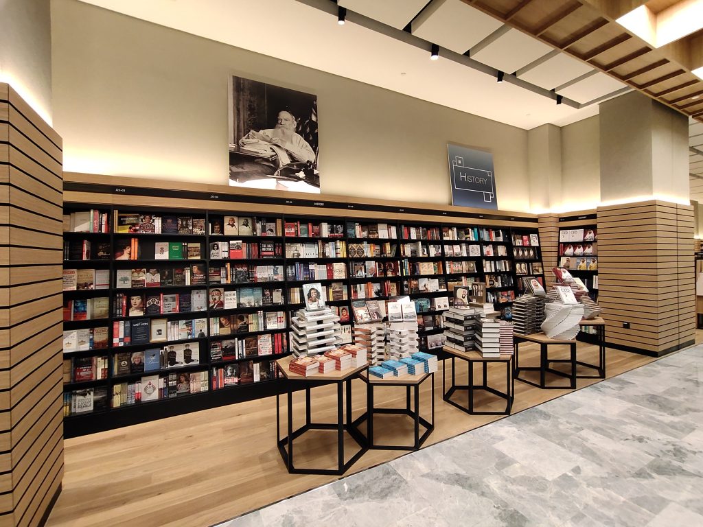アラブ首長国連邦アブダビのアル・マリア島にあるザ・ガレリア・モールに新しくオープンした紀伊国屋書店。（提供写真）