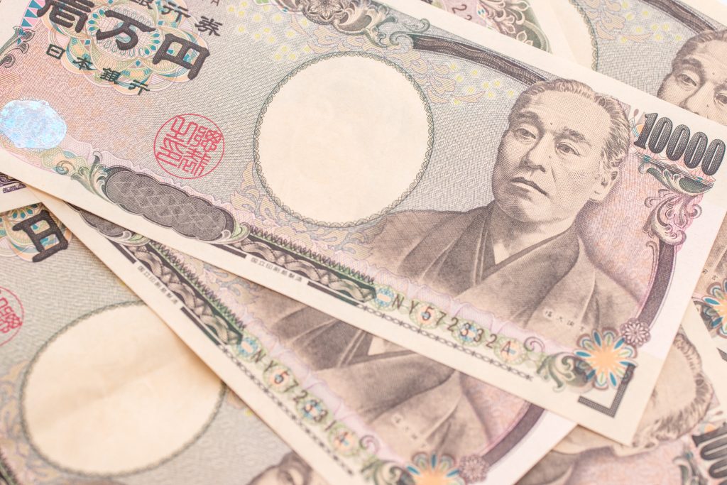 コロナウィルス感染第二波を恐れて株価が急落したため、日本国債の価格が月曜日に大幅に値上がりした。(シャッターストック)