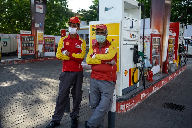2020年5月31日、マスクを着けた従業員たちがラワルピンディ市のガソリンスタンドで客を待っている。（AFP通信）
