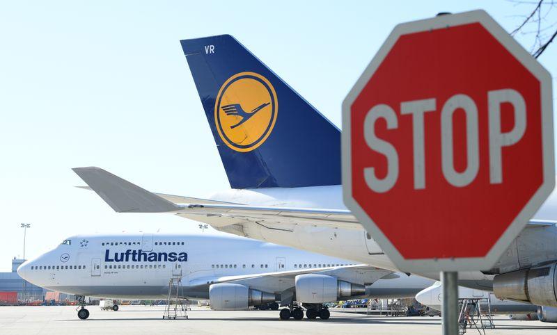 2020年3月23日、ドイツのフランクフルトでは、COVID-19の流行で航空交通が影響を受けたため、ルフトハンザの飛行機はフランクフルト空港に止められている。（ロイター）