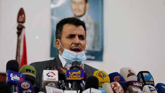 新型コロナウイルスに関する記者会見の場で発言するフーシ派政権保健相のターハー・アル＝ムタワキル氏。イエメン、サヌア、2020年5月5日。（ロイター通信）