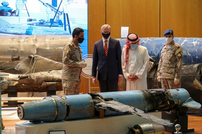 リヤドで、弾道ミサイルと武器の破片の展示を視察するサウジアラビアのアーデル・アル・ジュベイル外務担当国務大臣(中央右)とブライアン・フック米イラン担当特別代表(中央左)。(ロイター)