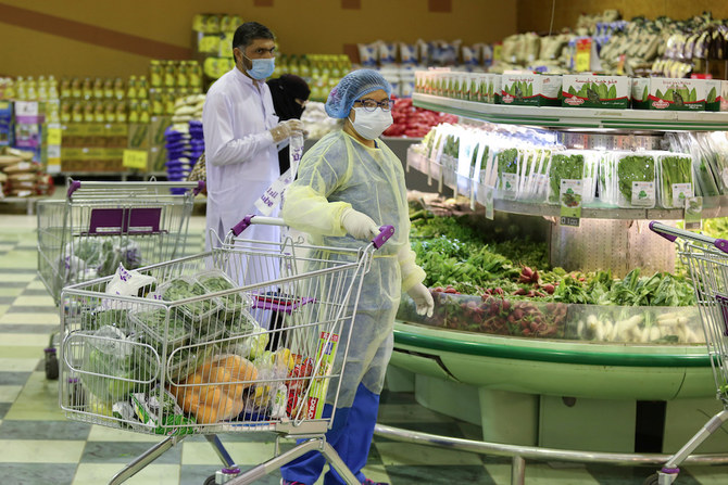 2020年6月14日サウジアラビアのリヤドにて、コロナウイルス感染症（COVID-19）の流行を受け防護服を着てスーパーマーケットで買い物をする女性。（ロイター）