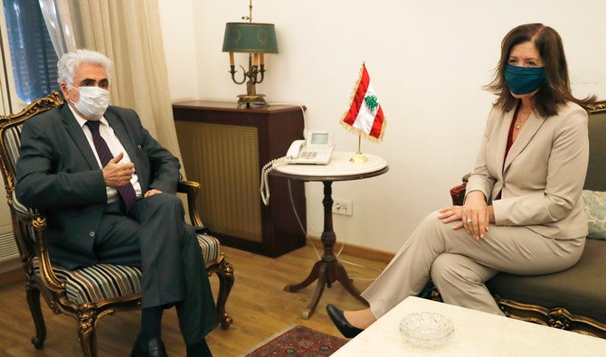 レバノンのナシフ・ヒッティ外相（左）は月曜日、ベイルートで、ドロシー・シア駐レバノン米国大使と両国間の現在の進展と二国間関係について議論した。 （AP）