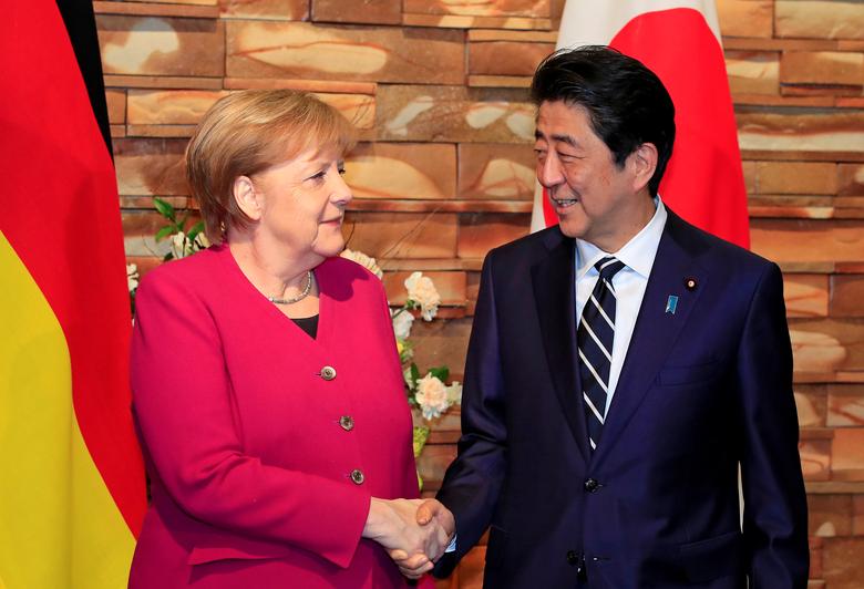 2019年2月4日、東京都内で日本の安倍晋三首相と一緒のドイツのアンゲラ・メルケル首相(左)。(ロイター通信)