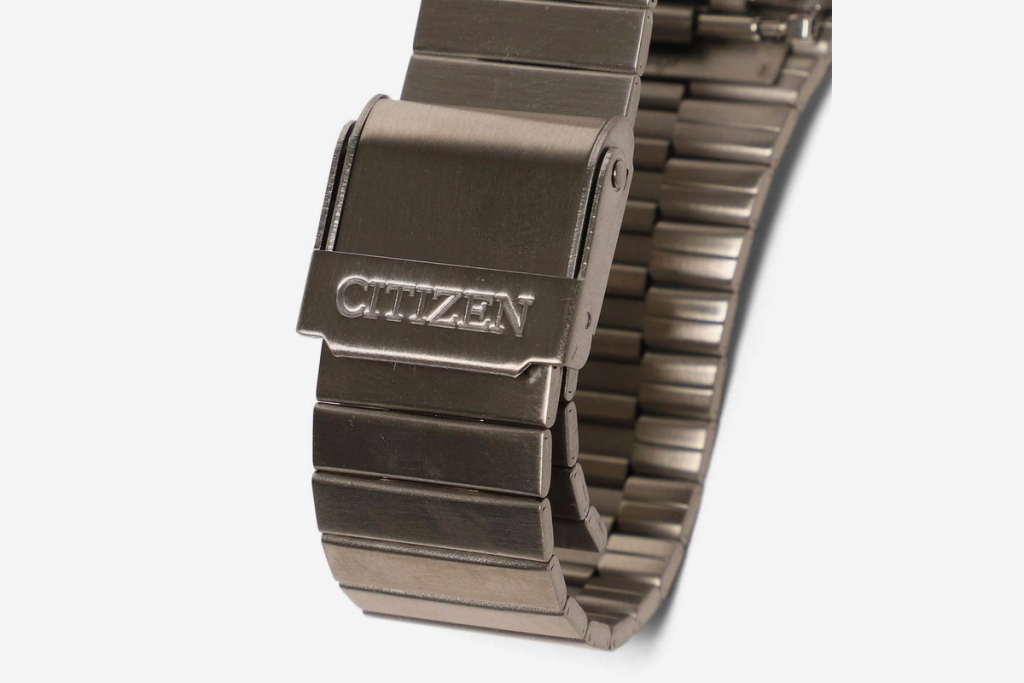 コラボで開発されたアナデジテンプ腕時計。オリジナルは40年前に発売されたものだが、様々なモダンな要素を備える。 （発売元：ビームス）