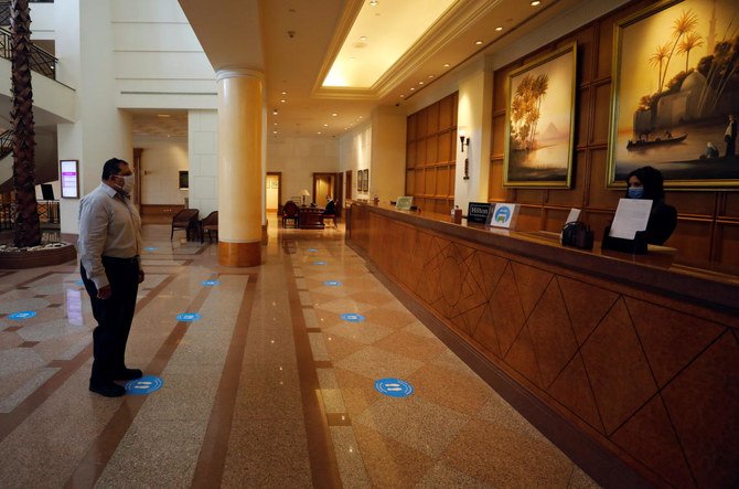 2020年6月4日、新型コロナウイルスの感染拡大の中、営業再開の承認を受けたカイロのコンラッドホテルの部屋を予約する宿泊客（ロイター）