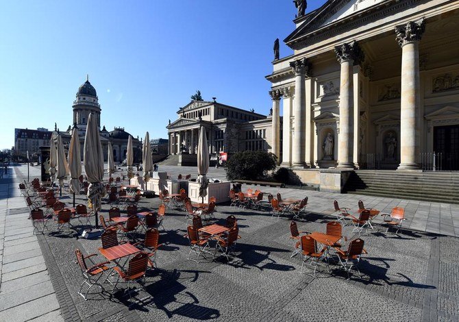 ドイツのベルリンでCOVID-19が拡散する中、ジャンダルメンマルクトのレストランの前に置かれた空席のテーブル。（ロイター）