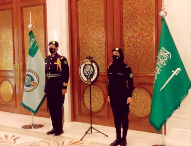サルマン国王のビジョン2030プログラムにより、サウジアラビアの女性は、軍隊と警察への参加が認められている。 （ツイッター写真）