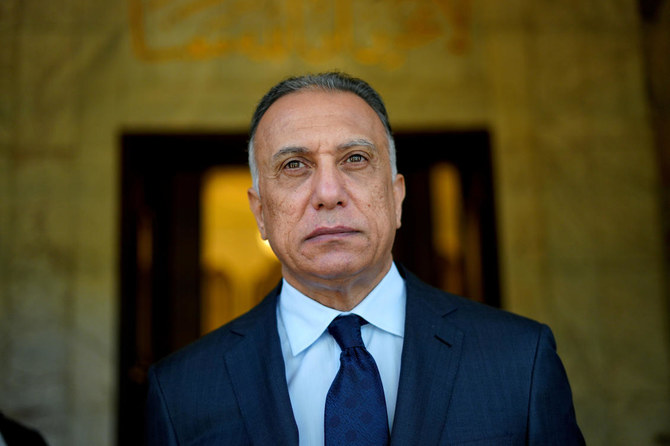 バグダードにある首相官邸で写真に収まるイラクのムスタファ・アル・カディミ首相。2020年6月4日撮影。（ロイター）