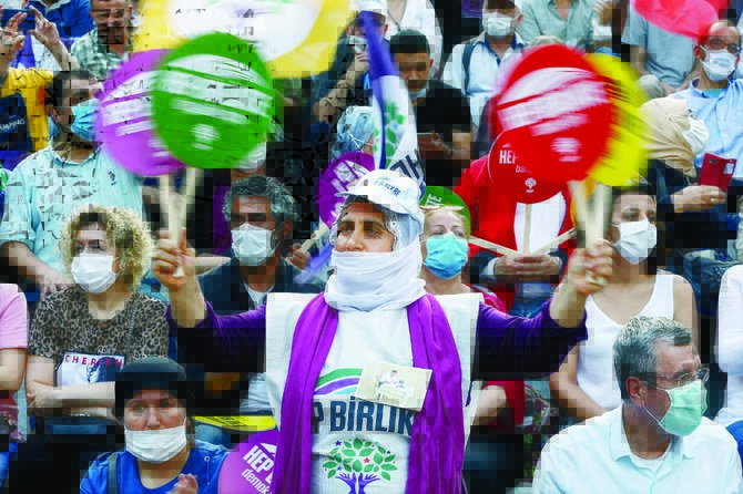 イスタンブールでの集会に参加する親クルド人派国民民主主義党（HDP）の支持者ら。彼らは彼らの運動に対する政府の弾圧に抗議している。(AP)