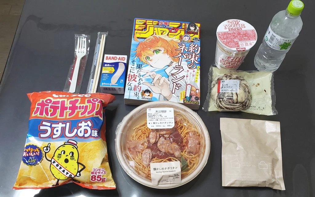 ローソンから注文できる商品には、ポテトチップスやデザートなどの食料品、バンドエイドなどの日用品だけでなく、少年ジャンプなどの雑誌も含まれる。 （引用元 ソラニュース24）