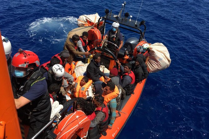 乗船していたAFP記者によると、2020年6月25日、青い木製ボートで地中海を漂っていた数十人の移民たちが、フランスの慈善団体がチャーターした船の活動家たちにより救助された。（ファイル/ AFP / Shahzad Abdul）