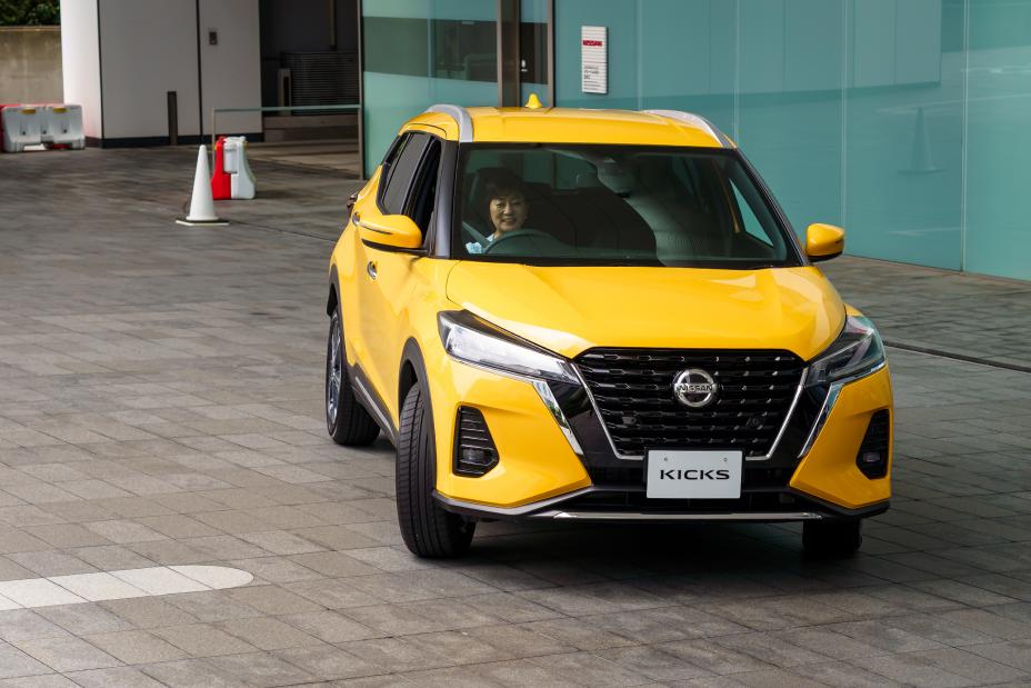 日産自動車がオンラインで発表した新型の小型ＳＵＶ（スポーツ用多目的車）「キックス」と星野朝子執行役副社長。(Nissan)