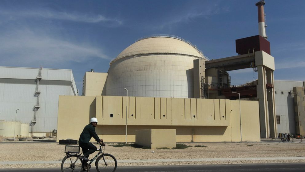 イランのブーシェル郊外にあるブーシェル原子力発電所の原子炉建屋前でバイクに乗る労働者。（AP写真）