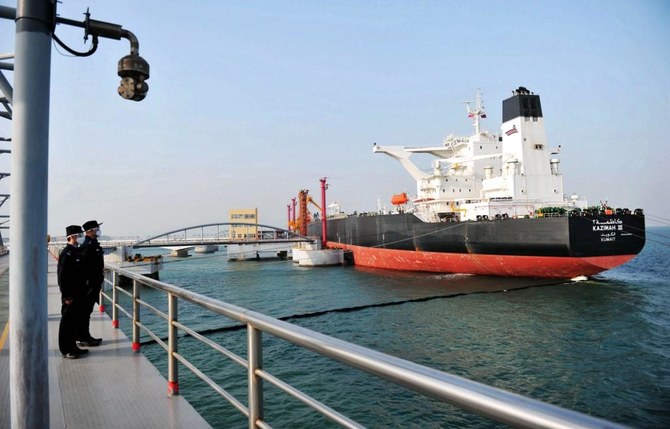 原油価格は中国の景気回復基調によって支えられている。上の写真は、クウェートの石油タンカーが中国東部の山東省青島の港で原油を揚げているところ。（AFP）)  