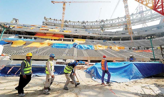 2019年12月20日、2022年にドーハで開催予定のFIFAワールドカップのために建設中のルサイル・スタジアム内で働く労働者たち。(ロイター通信)