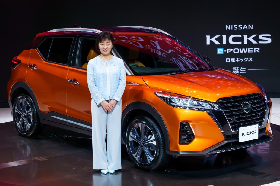 日産自動車がオンラインで発表した新型の小型ＳＵＶ（スポーツ用多目的車）「キックス」と星野朝子執行役副社長。(Nissan)