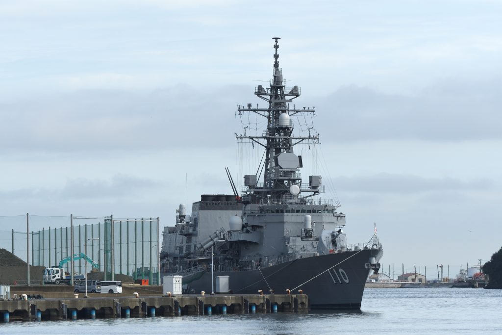 海自横須賀基地に帰港する護衛艦「たかなみ」＝３０日午前、神奈川県横須賀市