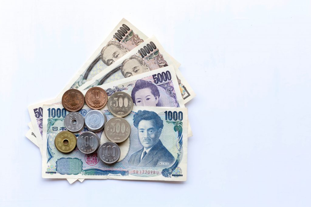 日本国債価格は10年債の入札状況が材料となり、ほとんどの満期物でジリ安となった。(シャッターストック)