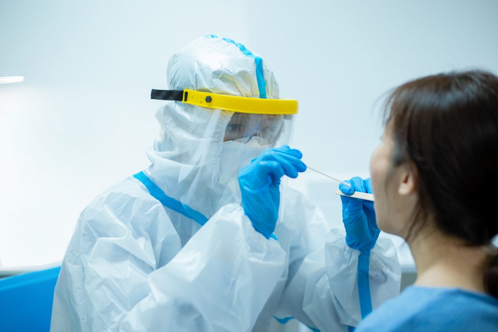 シオノギ製薬は、日本の大学と提携して、25分で目視で結果が分かるコロナウイルスの唾液検査を開発していると発表した。(Shutterstock)