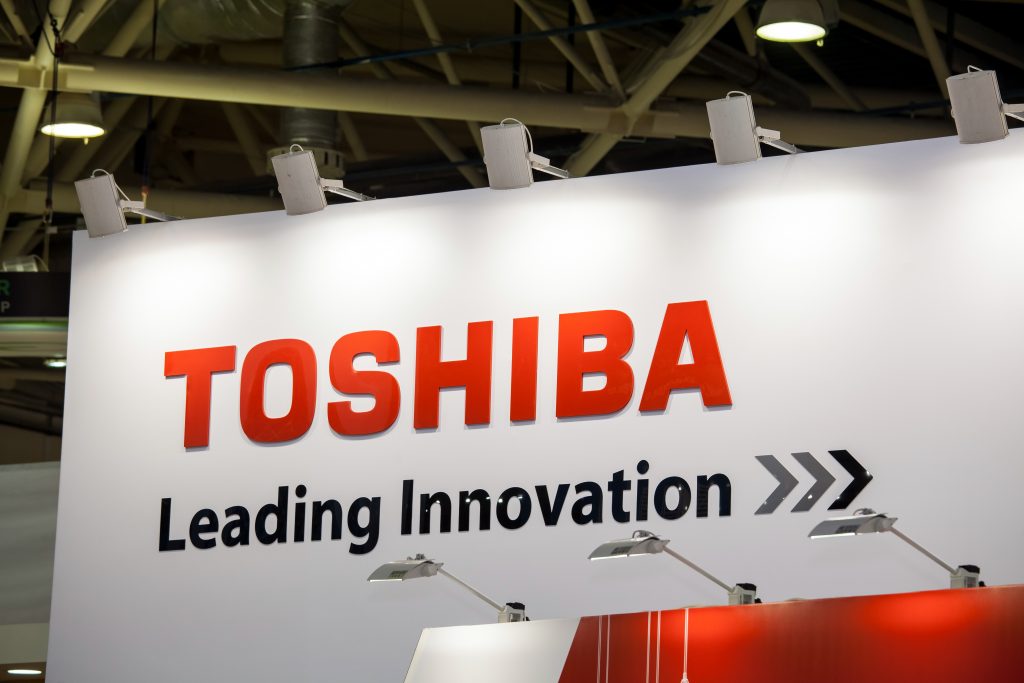 日立と東芝は富士レビオと共に、コロナウイルス抗原検査キットの製造施設を設立する。(シャッターストック)