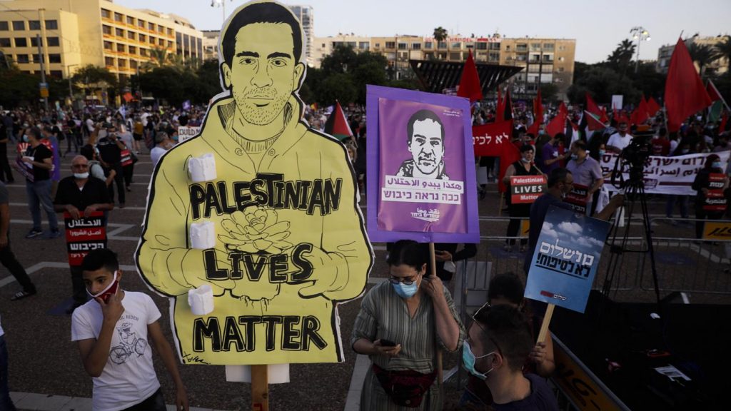 2020年6月6日土曜日、イスラエルのテルアビブで抗議活動家が集まり、イスラエルによるヨルダン川西側地区のいくつかの地域の併合計画に抗議している。（写真はAP）