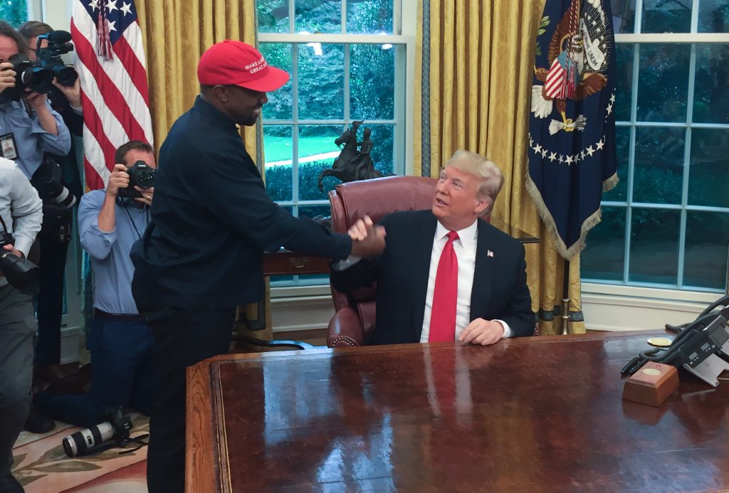 ホワイトハウスの大統領執務室でラッパーのカニエ・ウェストと面会するドナルド・トランプ米大統領。2018年10月11日、ワシントンDC。(AFP)