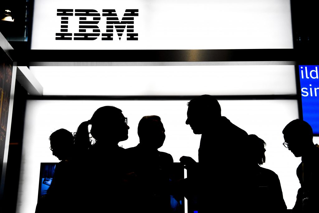 株式会社東芝や株式会社日立製作所を含むこの新グループのメンバーは、IBMが米国に設置した量子コンピューターにクラウドベースでアクセスできるようになる。（AFP）