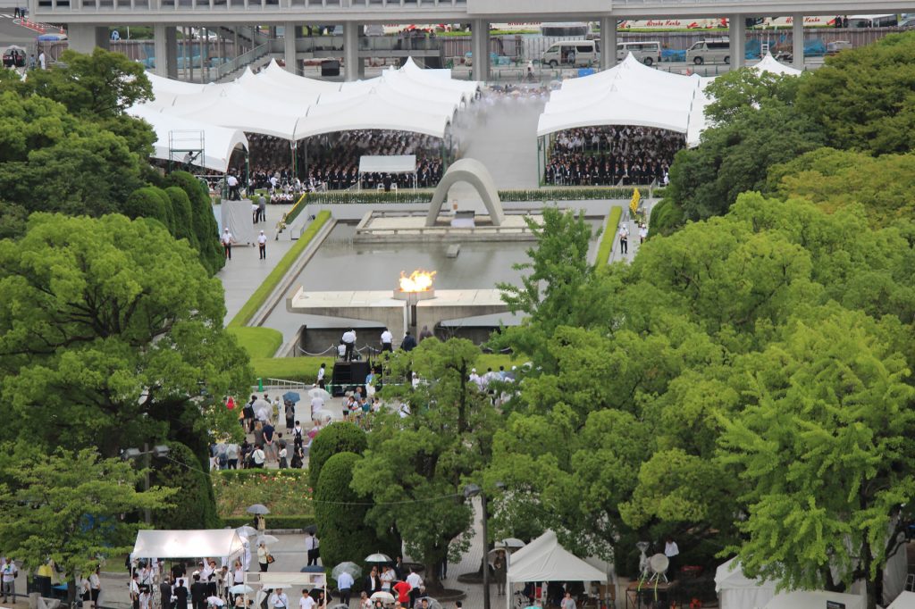 式典では、合唱団と吹奏楽の演奏を取りやめ、高校生による被爆ピアノの演奏と歌唱に変更する。(AFP)