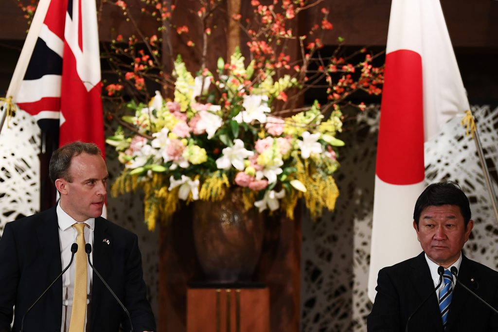 茂木氏は17日の記者会見で「日英の円滑なビジネスの継続には新たな貿易・投資の枠組みが必要だ。(AFP)