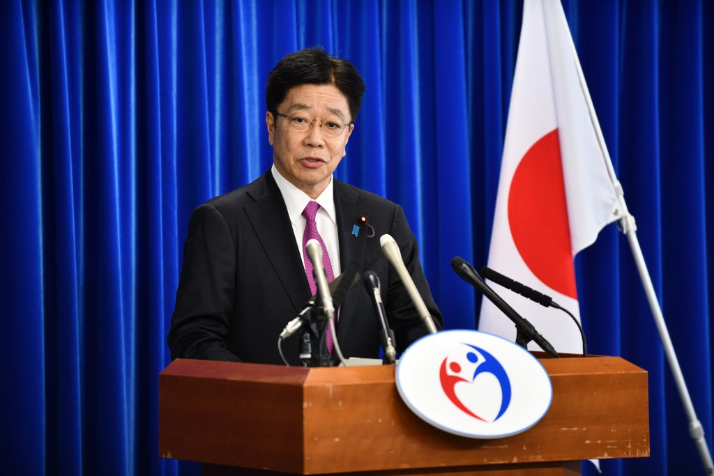 加藤勝信厚生労働相は29日、羽田空港を訪れ、新型コロナウイルスに関する入国者への検疫業務を視察した。(AFP)