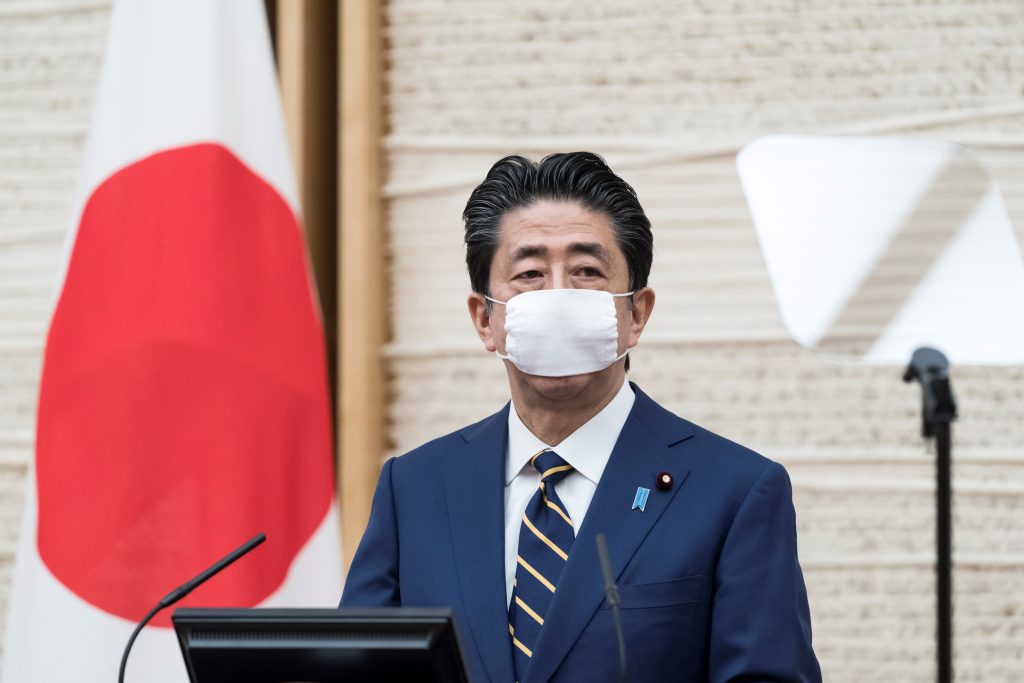 政府は１２日、安倍晋三首相が１３日に熊本県を訪れ、梅雨前線に伴う豪雨で甚大な被害を受けた被災地を視察すると発表した。(AFP)