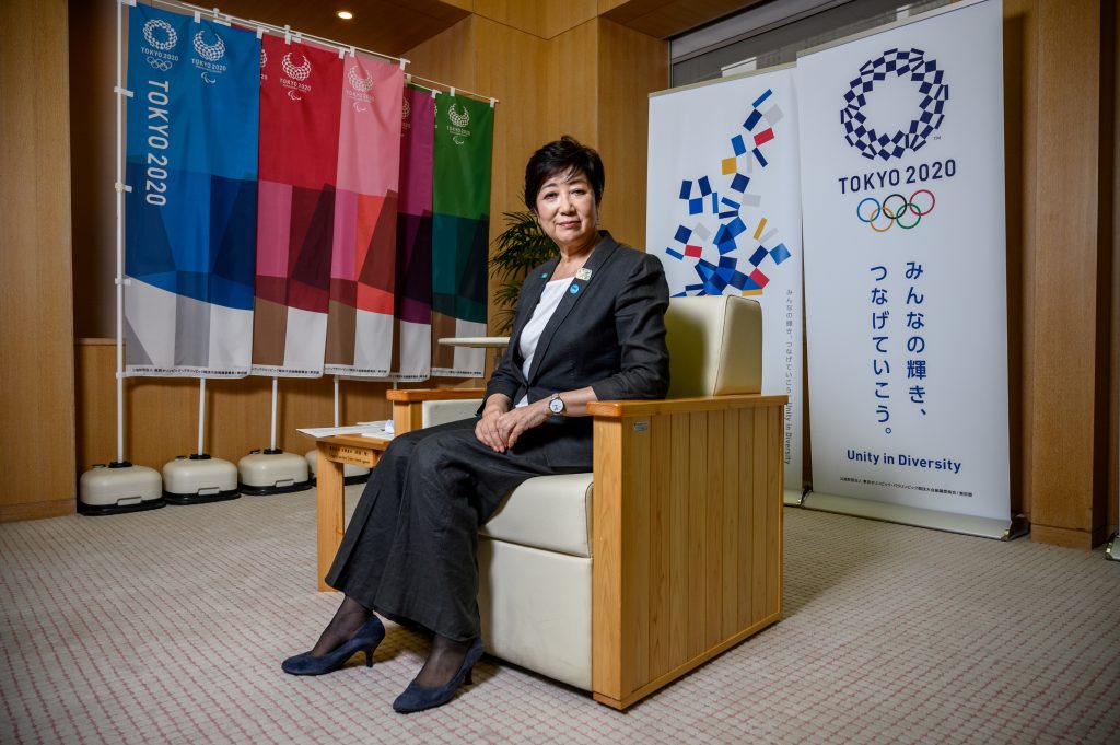 小池百合子東京都知事がCOVID-19との闘いの象徴としてオリンピックを推進。(AFP)