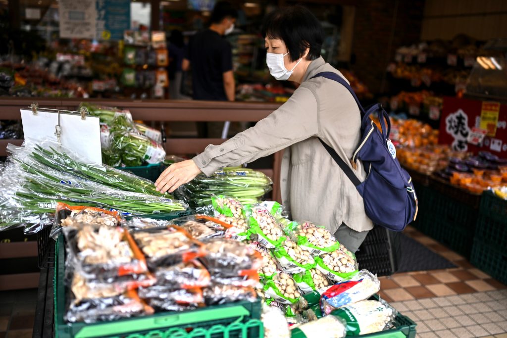 東京のスーパーマーケットで食品を買う女性。2020年6月24日。（AFP）