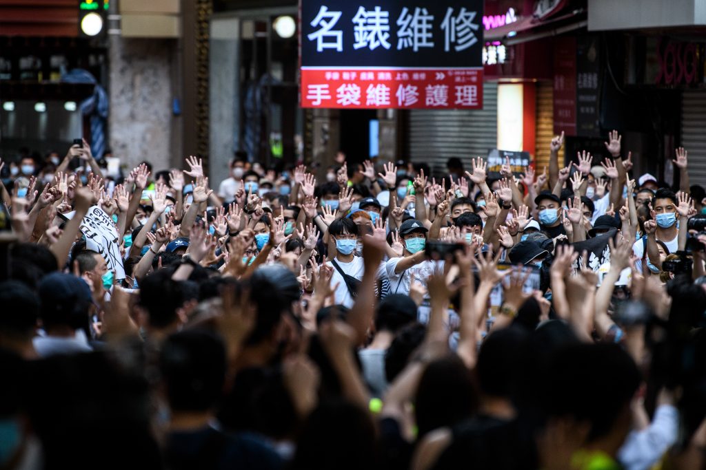 7月1日、香港の中国への返還記念日におけるデモ運動禁止措置に数千人の人々が反発し、香港警察は中国の新たな国家安全維持法に基づく逮捕者9人を含む300人以上の人々を逮捕した。（AFP）