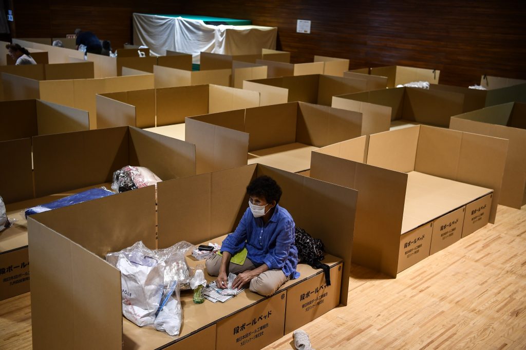 一部の自治体では18日までに、公的支援を受けるための罹災(りさい)証明書の申請受け付けや、住宅の被害認定調査が始まった。(AFP)