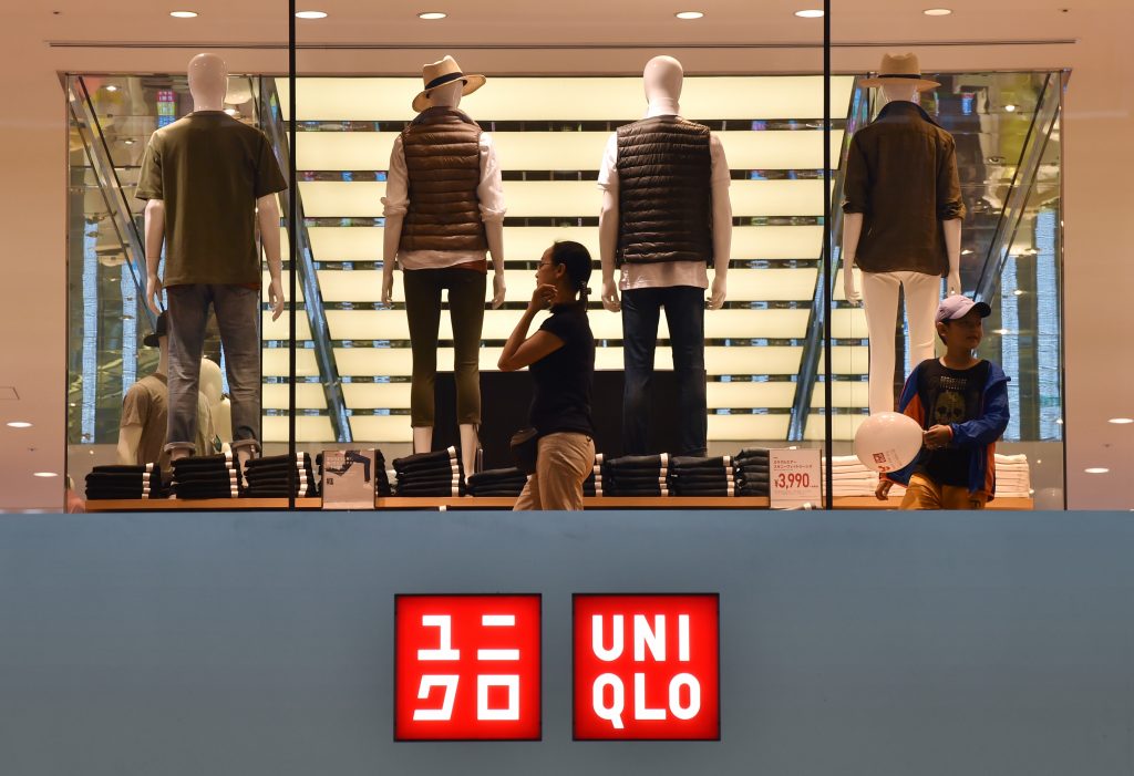 オンライン購入も含めたユニクロの国内店舗の売り上げは4月に57％、5月に18％減少したが、6月の前年比は26％増加した。（AFP通信）