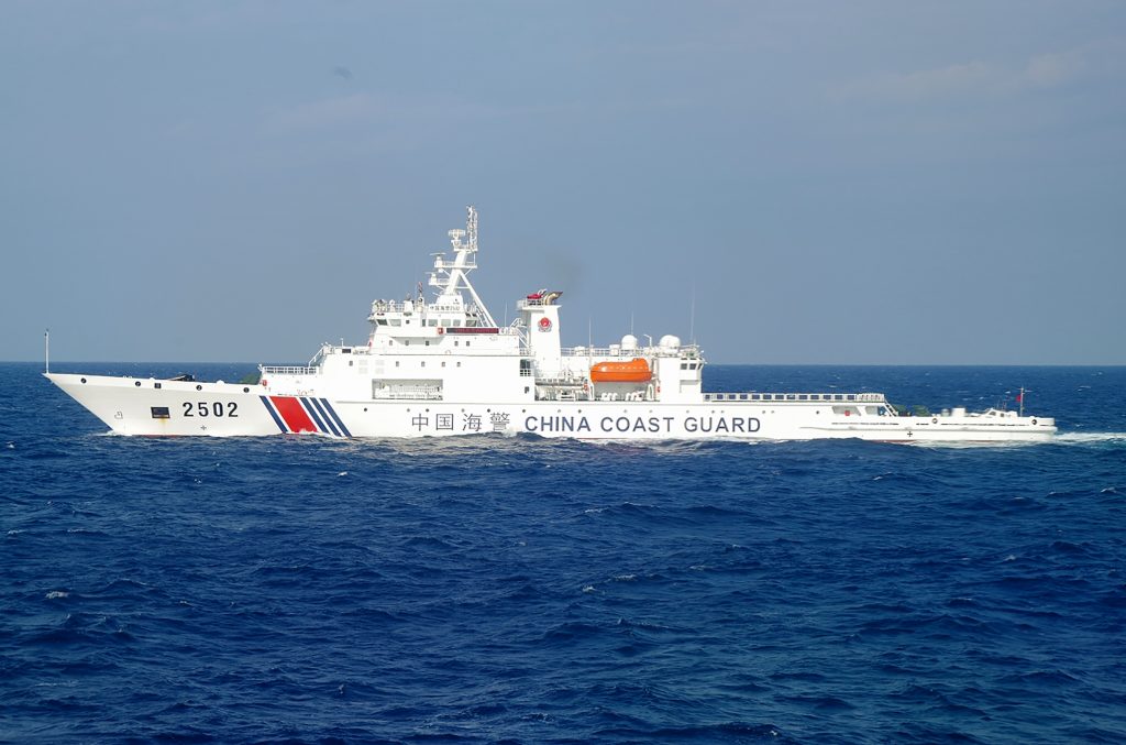 沖縄県石垣市の尖閣諸島沖で１４日、中国海警局の「海警」４隻が約２時間にわたり、日本の領海に侵入し航行した。(AFP)