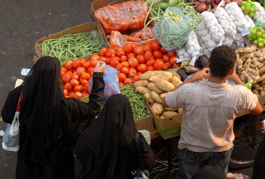 紅海沿岸の都市ジッダで露天商から野菜を買うサウジの女性たち（2008年8月31日撮影）（AFP）